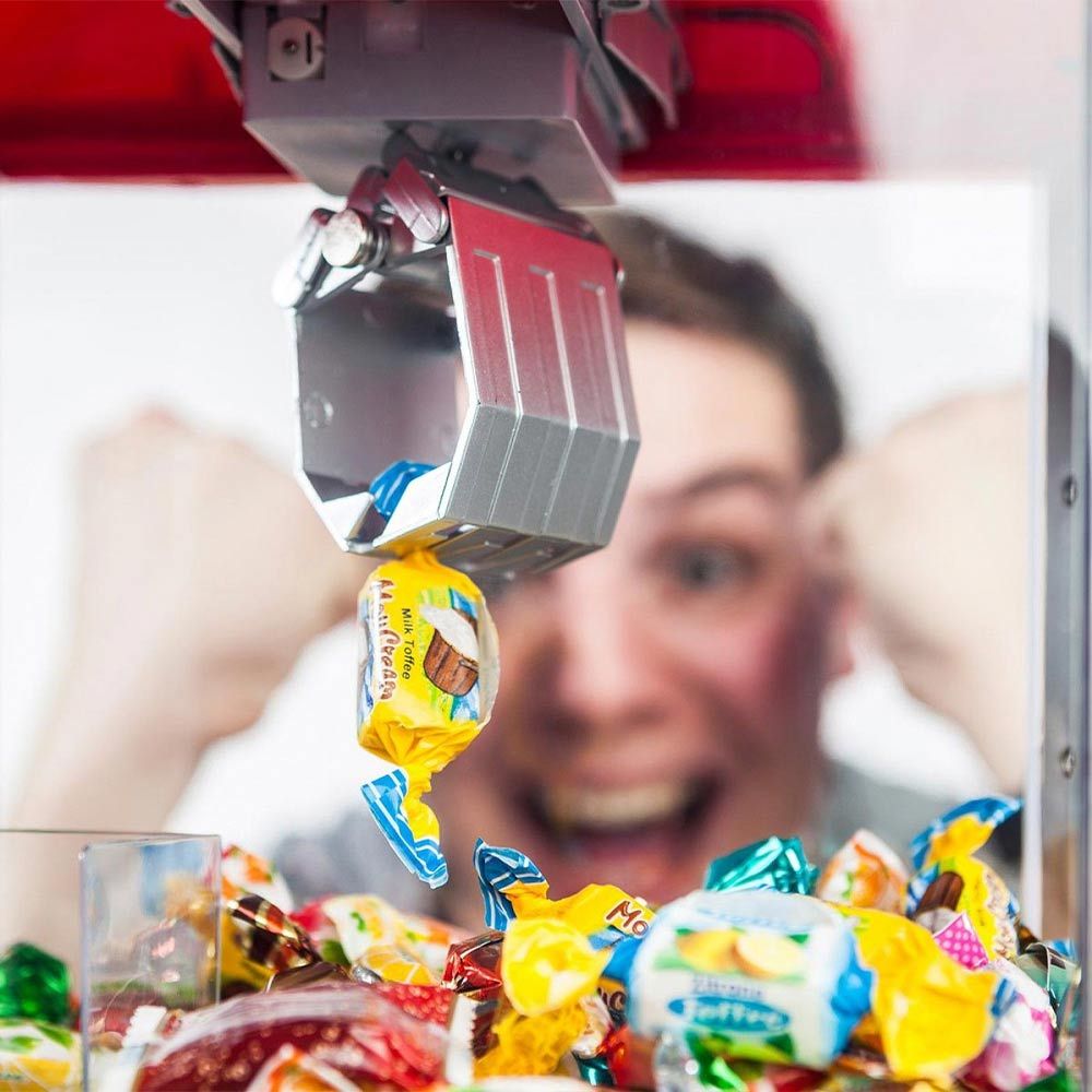 Kunin ang Candy o toy machine dispenser para sa pagkuha ng mga sweets o candies