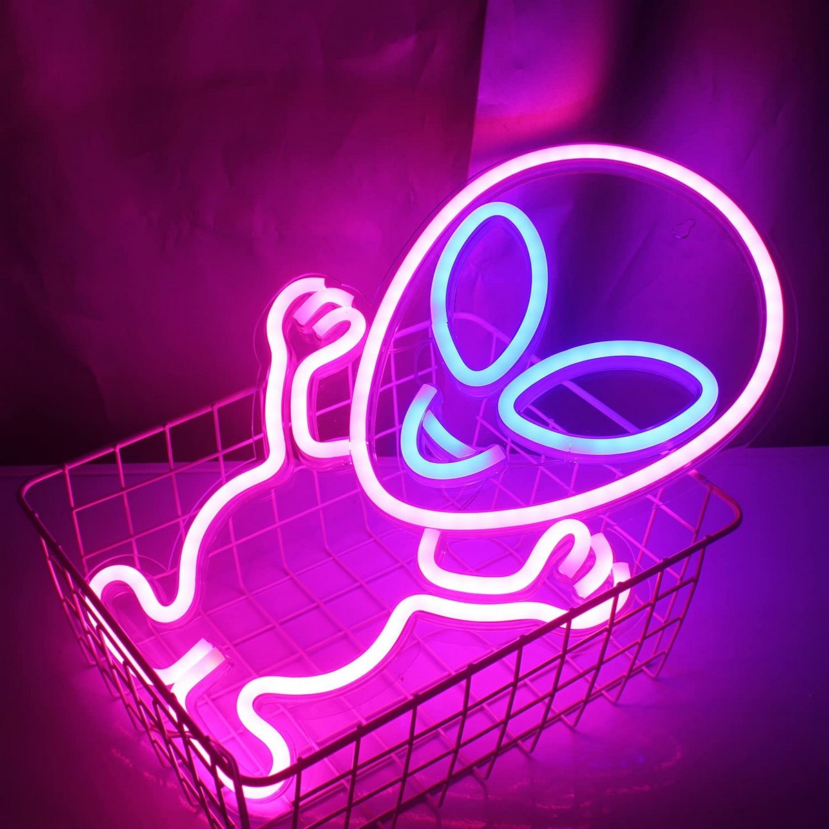 kumikinang na alien - neon logo wall