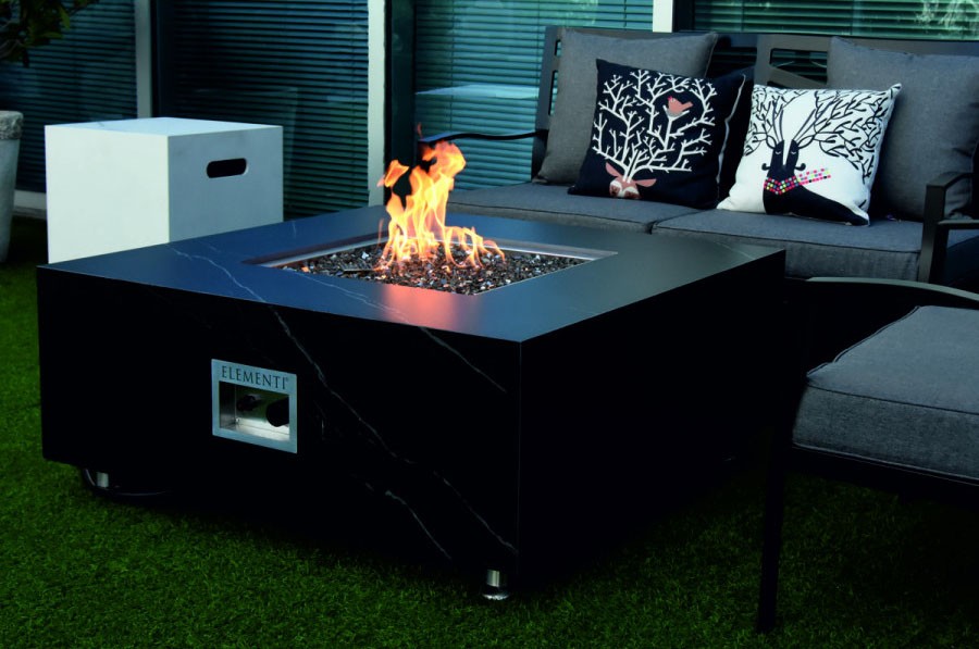 ceramic luxury table na may black marble fireplace
