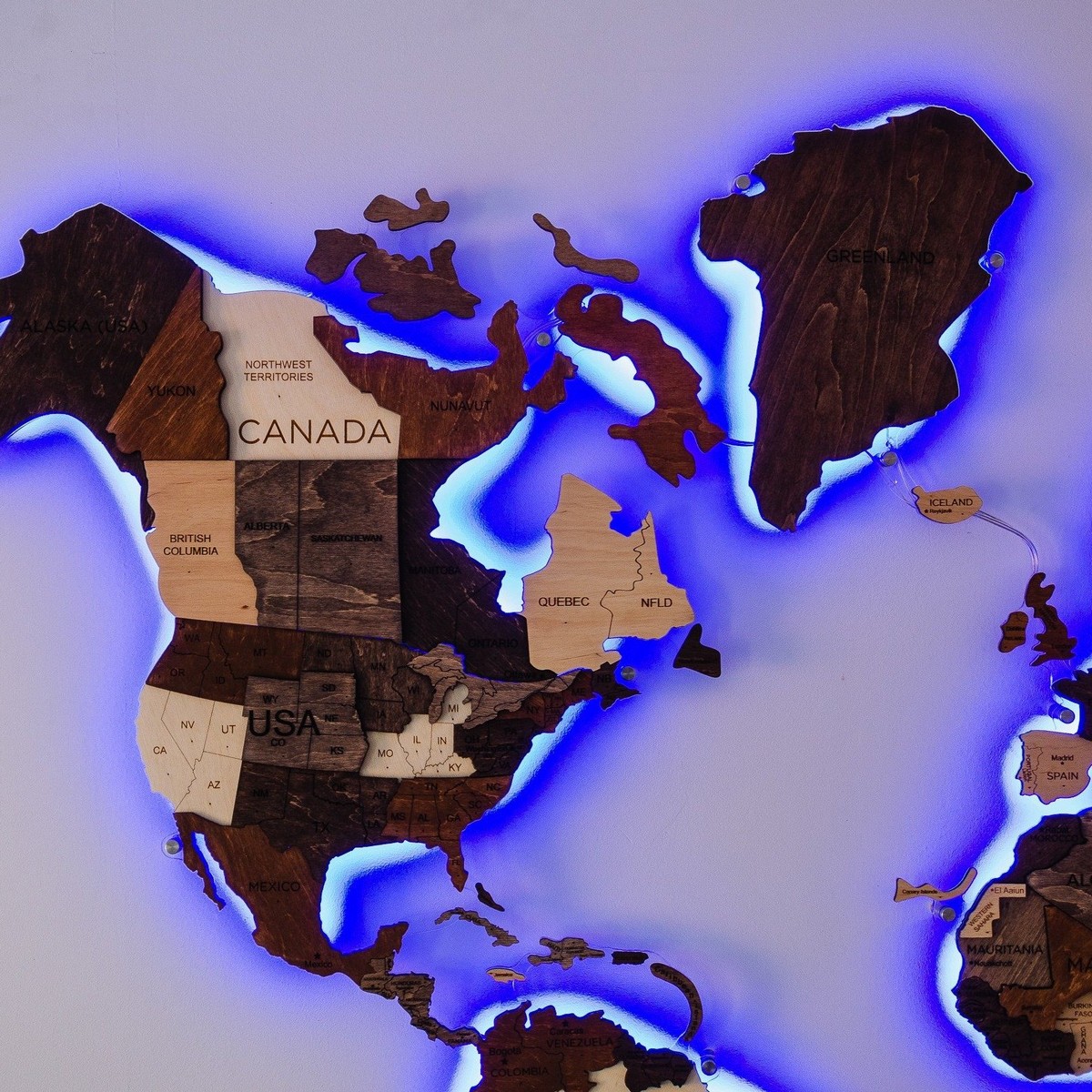 backlit kahoy na mapa ng mundo sa isang pader