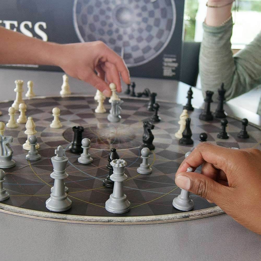 bilog na chess circular 3 persons man