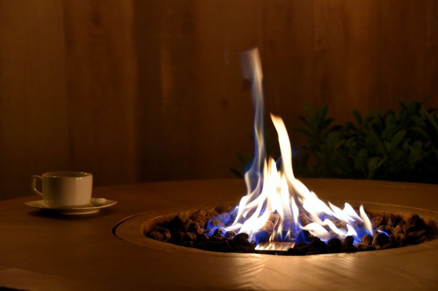 Bar table na may gas fireplace - disenyo ng barrel na gawa sa kahoy