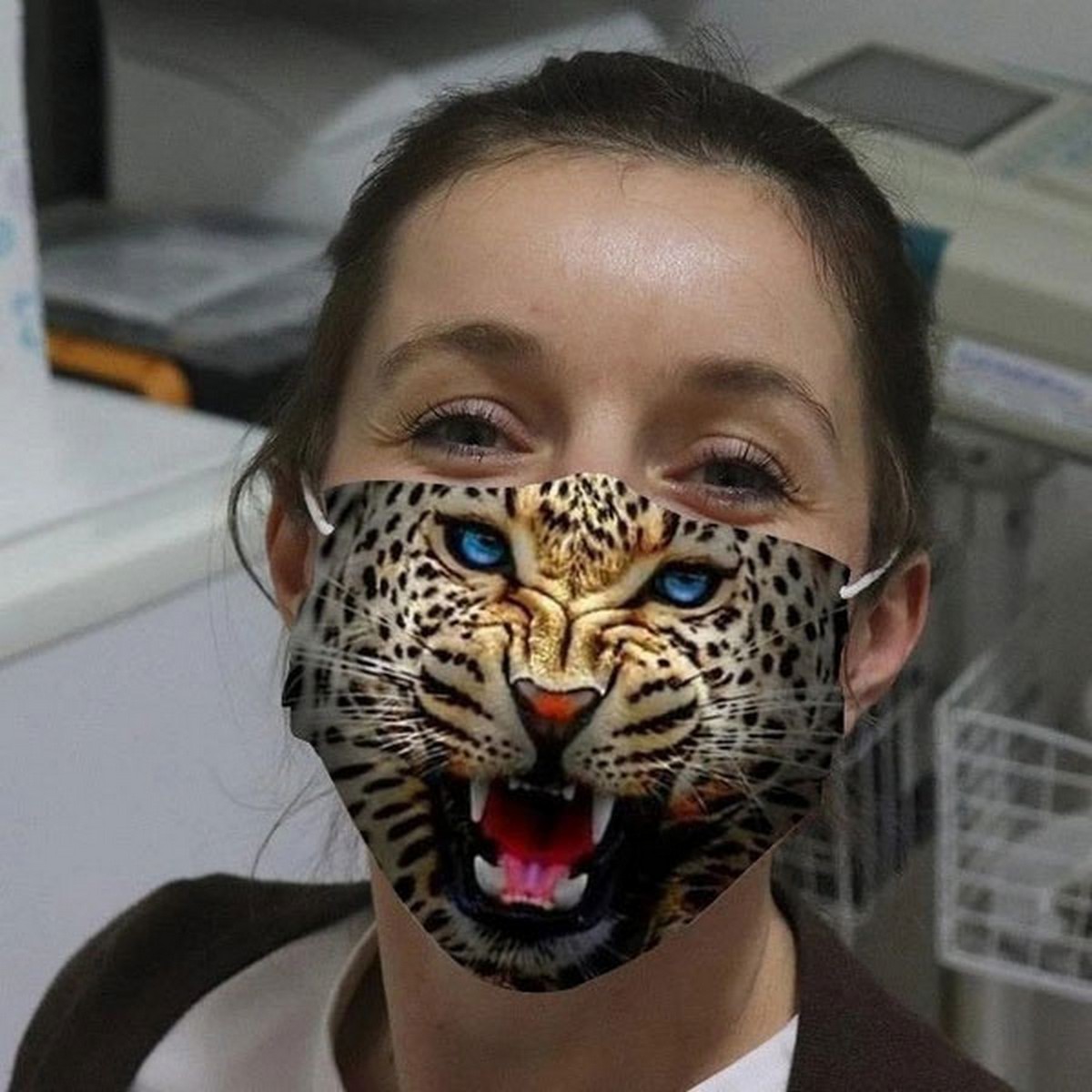 leopardo na maskara sa mukha