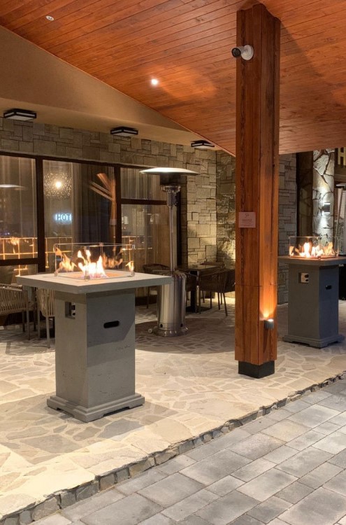 Ang gas-fire concrete fireplace ay isinama sa bar table