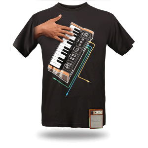 T-shirt ay tumutugtog ng piano