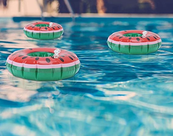 May hawak ng tasa ng watermelon pool